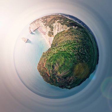 Falaise d 'Aval kireçtaşı kayalıklarını uzayda mikro bir gezegen olarak görmek. La Manche suları ve Etretat, Normandiya, Fransa 'nın kıta yakası. Rock Aiguille ile sahil manzarası