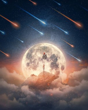 Rüya gibi bir gece manzarası ve dağ zirvesinden yükselen balonlarla kutlama yapan yalnız bir adam. Meteor yağmurlu yıldızlı bir gecenin ilham verici ve gizemli arka planı