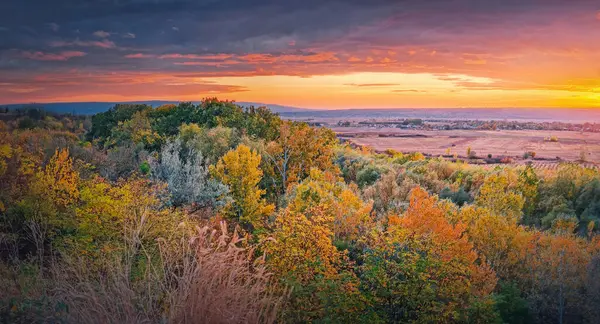 Bunte Herbstliche Landschaft Schöner Blick Über Das Tal Den Wald lizenzfreie Stockbilder