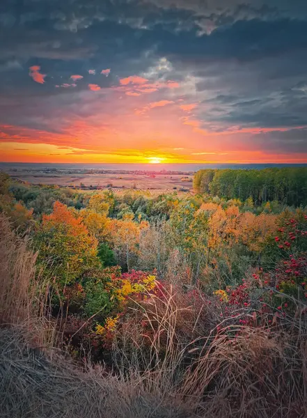 Stiller Herbstabend Über Dem Tal Bunter Herbstwald Und Orangefarbener Oktober Stockbild