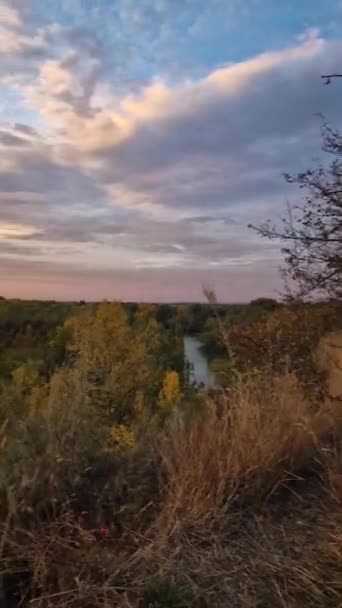 秋の夕方 谷を渡りました 多色の森とオレンジ色の10月の夕日への美しい眺め 秋の季節の風景 — ストック動画
