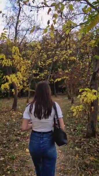 Вид Спереду Молоду Жінку Йде Осінньому Лісі Захоплюється Різнокольоровими Деревами — стокове відео