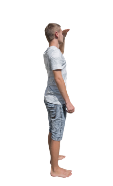 Genç adam tam boy yan görünüm portresi. Alnından yumruğa. Saydam arkaplanda izole edilmiş uzaklığa bakıyor.