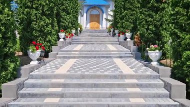 Moldova 'daki Sihla' lı Aziz Theodora Ulmu Manastırı. Doğu Avrupa kültürü için geleneksel mimari tarzına sahip Hıristiyan Ortodoks Kilisesi