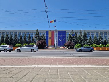 CHISINAU, MOLDOVA - 20 HAZİRAN 2025 Hükûmet Binası, Büyük Stefan Bulvarı 'ndaki cephe ve şehir trafiğinde büyük AB ve Moldova bayraklarıyla süslendi.