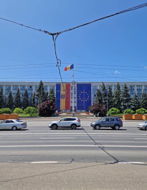 CHISINAU, MOLDOVA - 20 HAZİRAN 2025 Hükûmet Binası, Büyük Stefan Bulvarı 'ndaki cephe ve şehir trafiğinde büyük AB ve Moldova bayraklarıyla süslendi.
