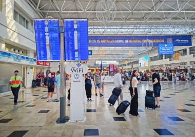 ANTALYA, TURKEY - 5 HAZİRAN 2025 Kalabalık Antalya Uluslararası Havaalanı Terminali 'nin iç manzarası