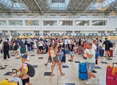 ANTALYA, TURKEY - 5 HAZİRAN 2025 Kalabalık Antalya Uluslararası Havaalanı Terminali 'nin iç manzarası