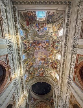 Sant 'Ignazio bazilikasının tavanında Saint Ignatius, Roma, İtalya' nın Apotheosis 'ini tasvir eden nefes kesici barok freski. İlahi bir ışığa doğru yükselen illüzyonist tablo