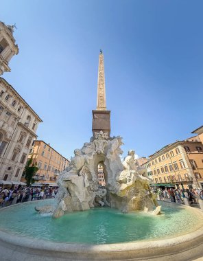 Bernini 'nin ikonik bir Barok başyapıtı olan Dört Nehir Çeşmesi İtalya' daki Piazza Navona 'ya hakim oldu. Merkezi bir dikilitaş ve dört nehir tanrısının alegorik heykellerini içerir.