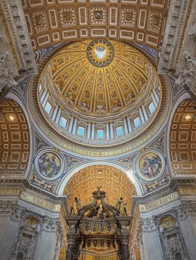 Aziz Peter Bazilikası 'nın süslü, yaldızlı kubbesi ve tavanında, karmaşık mozaikler ve resimlerle süslenmiş altın bir güneş patlaması tasarımı yer alıyor. Vatikan 'ın ikonik iç mekanının lüks dekorasyonu.