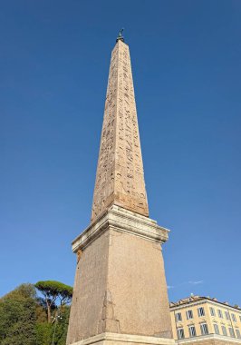 VATİKAN ŞEHİRİ, VATİKAN - 31 Temmuz 2025 Roma 'da hiyerogliflerle yükselen antik Mısır dikilitaşının manzarası, Piazza del Popolo