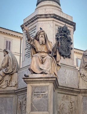 Roma, İtalya - 31 Temmuz 2025 'te Roma' daki Meryem Ana Sütununun tabanındaki Musa mermer heykelinin yakın çekimi. Uzun sakallı ve dalgalı cüppeli oturan peygamber figürü.