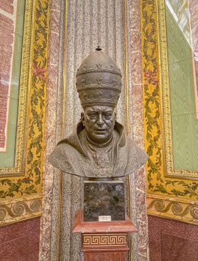 VATİKAN ŞEHRİ, Roma, İtalya - 02 Ağustos 2025 Pio XI operası di A. Silva, en önemli modern papalık tacını takan en önemli papalardan birinin bronz büstü.