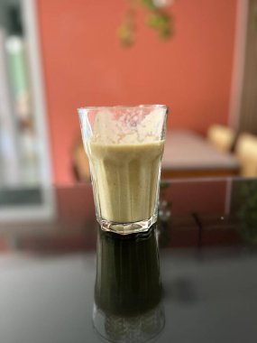 Sakin ve misafirperver bir ortamda evde lezzetli bir meyve püresi.