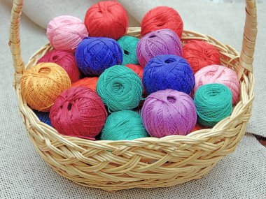 Çok renkli iplikçikler var. Dikiş iplikleri, yakın çekim