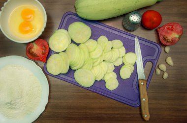 kabak, domates, çiğ yumurta, un, sarımsak karanfilleri, pişirmeye hazır taze sebzeler, malzemeler.