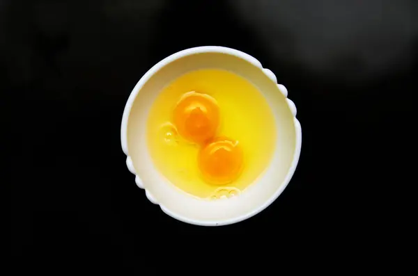 Два Зламаних Курячих Яйця Білій Тарілці Чорному Фоні Свіже Домашнє — стокове фото