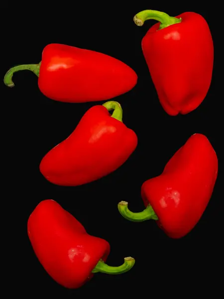 Röd Paprika Flera Mogna Röda Paprika Svart Bakgrund Grönsaker Paprika — Stockfoto