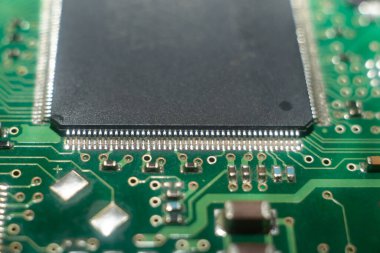 Pimlerin arasında toz olan baskılı devre kartındaki çip.. 