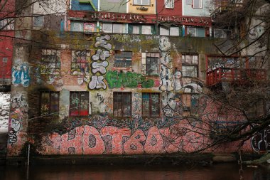 Grafiti ile kaplı bir bina. Grafiti renkli ve tüm binayı kaplıyor.