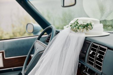 Fotoğrafta bir düğün arabası görünüyor.