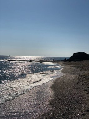 Arka planda beyaz bir dalga olan bir denizin yakın plan çekimi.