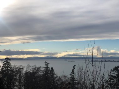 Gölü ve bulutlu gökyüzü olan güzel bir manzara.