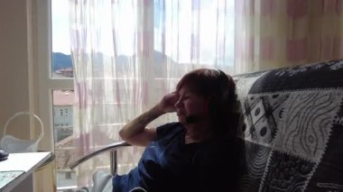 Gelişmiş bir emekli evden internet üzerinden çalışıyor.