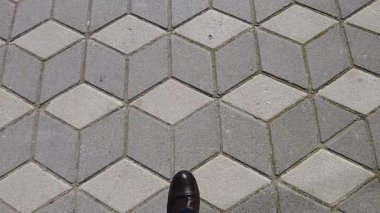 Bir adam güzel kaldırım taşları üzerinde yürür ve güzel şeylerin hayalini kurar. Bir adam güzel kaldırım taşları üzerinde yürür ve güzel şeylerin hayalini kurar. Çok güzel çizim..