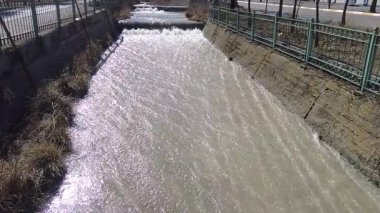 Dağ nehri kışın donmaz, dağların eteklerine çamurlu su ırmakları taşır..