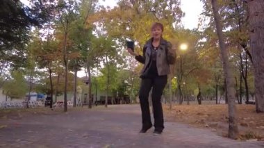 Şehir parkında eğlenceli bir hafta sonu yürüyüşü. Dans ve keyifli bir ruh haliyle..
