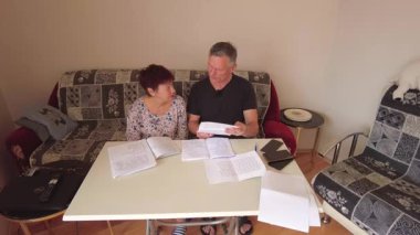 Bir adam dağ geçidi boyunca yürür ve güzel manzaraya hayran kalır..