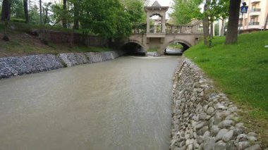 Bahar dağı nehri şehir sınırları içinde çamurlu sularını taşır..