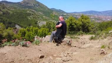 Vahşi doğada insanlar ve köpekler arasındaki dostluk..