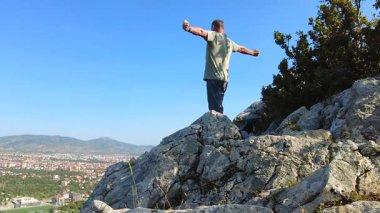Bir Entlebucher Dağ Köpeği ve sahibi çevredeki vahşi hayatı takdir etmek için yüksek bir uçuruma tırmandı..