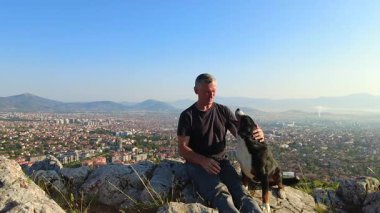 Entlebucher Dağ Köpeği, güneşli havada sahibiyle dağlarda vakit geçirmekten mutluluk duyar.!
