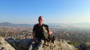 Entlebucher Dağ Köpeği tehlikeyi fark eder ve gerilir. Ama bu sadece dağ keçisi sürüsü..