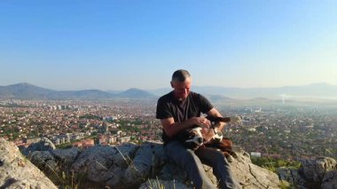 Entlebucher Dağ Köpeği, sahibiyle dağlarda keyifle vakit geçirir. Güneşli bir sabahın erken saatlerinde oynayıp eğlenir.!