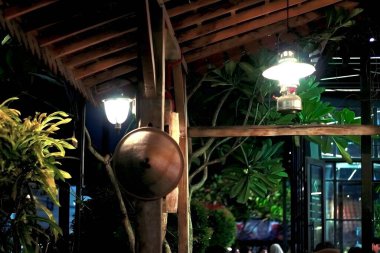 Çok güçlü Endonezya hissine sahip bir kafe.