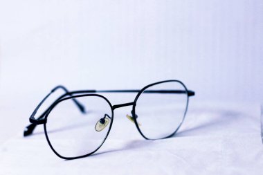 Çok çekici bir gözlük modeli ve gözlüklerin kalitesini gösteriyor.