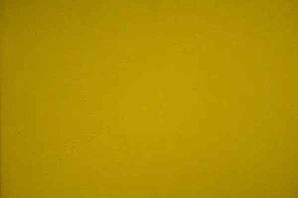 Arkaplan olarak sarı boyalı duvar