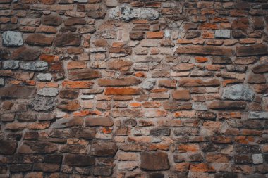 Kırmızı taşlardan yapılmış duvar