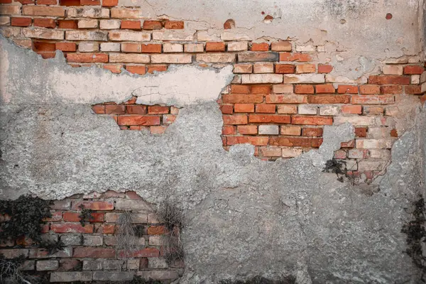 Eski tuğla duvar ve soyulmuş boya.