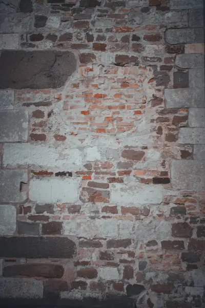 Eski bir tuğla evin duvarı