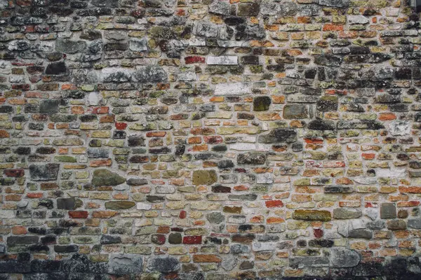 Farklı boyutlarda eski taş duvarlar.