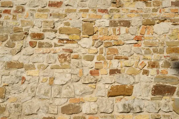 Eski kırmızı ve sarı tuğlalı taş duvar