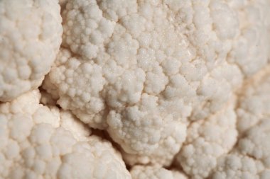 Beyaz Karnabahar 'ın yakın çekimi tüm detayları gösteriyor güzellik ve kusur. Bu sağlıklı malzeme lezzetli vejetaryen ya da vejetaryen yemeklerinde hazırlanmaya hazır..