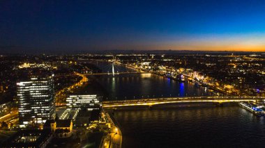 Günbatımından hemen sonra Almanya 'daki Köln' ün gökyüzü manzarası. Fotoğraf ünlü Rhein nehri ve her iki taraf, merkez ve Deutz 'u gösteriyor.