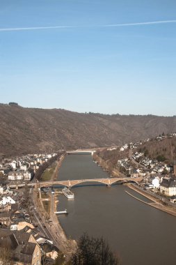 Cochem kasabasının havadan görünüşünün yatay fotoğrafı ve Reichsburg Kalesi 'nin tepesinden ünlü Mosel nehri. Rheinlandpfalnz 'daki turist şarap bölgesi 